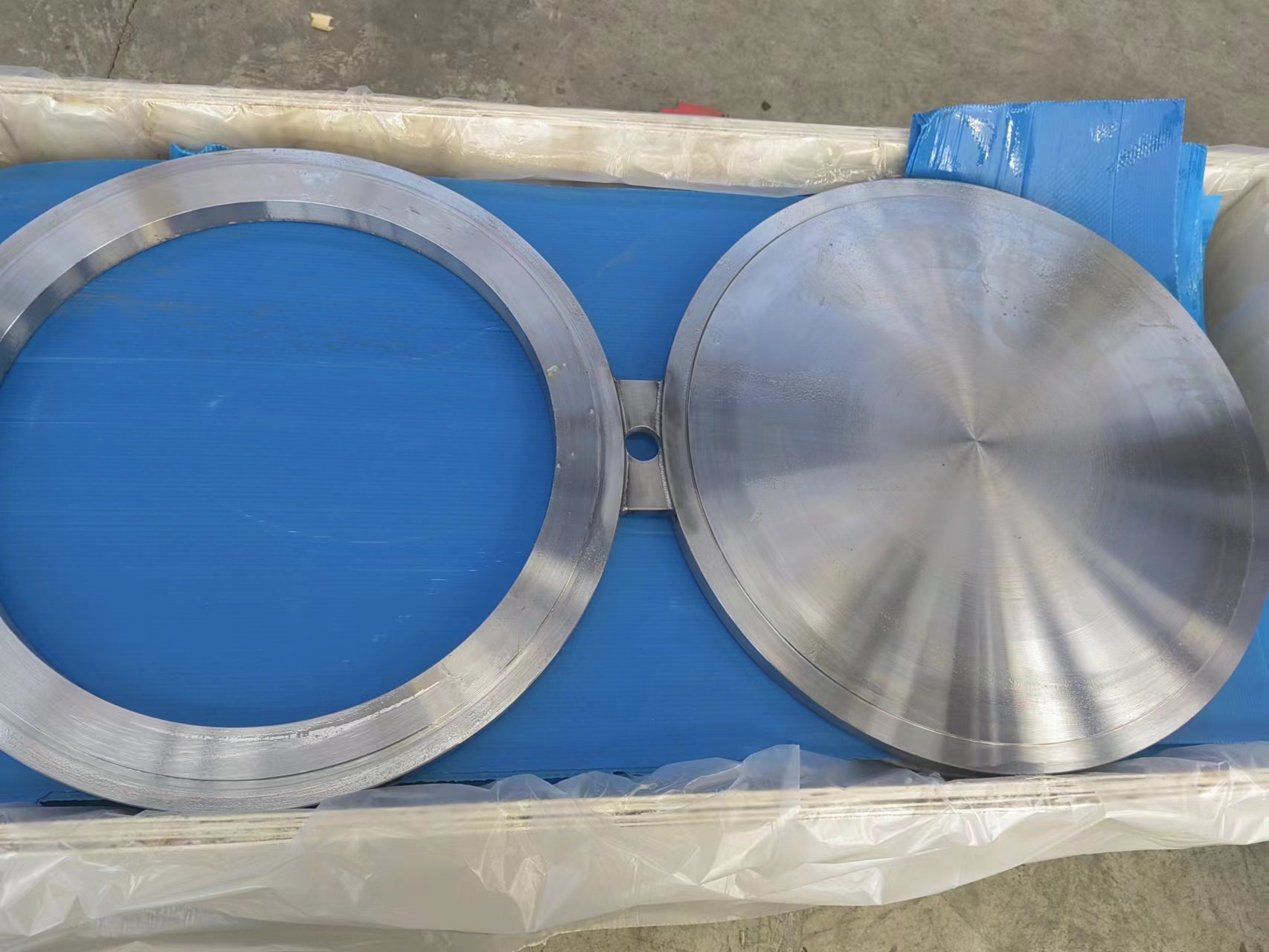 Concentric serration flanges project